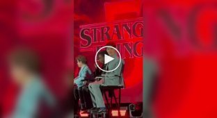 Актор серіалу «Дуже дивні справи» зіграв із фанатом у «камінь, ножиці, папір» прямо зі сцени