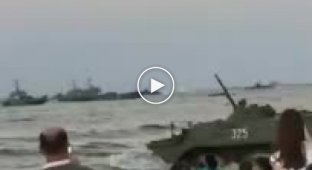 На пляже в Каспийске бронемашины ВМФ устроили учения посреди отдыхающих