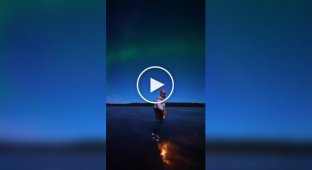 Хлопець катається на ковзанах під заворожливим північним сяйвом