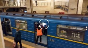 В Киеве голый мужик попытался угнать состав метро