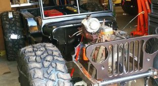 Зомби-мобиль на базе внедорожника Jeep 4x4 (10 фото)