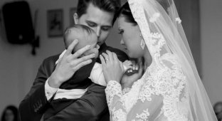 Эта невеста кормила ребёнка грудью прямо во время свадьбы (9 фото)