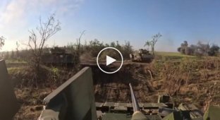 Украинские БМП M2A2 Bradley «Тройка» движутся под обстрелом возле Роботино