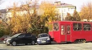 В Казани трамвай протаранил автомобили (3 фото + 1 видео)