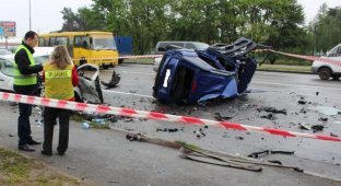  Из-за столкновения легковушек на столичном проспекте погибли 3 человека (2 фото)