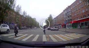 В Сыктывкаре «Опель» столкнулся с такси и вылетел на тротуар