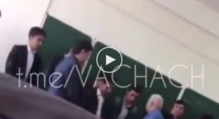 Преподаватель избил студентов за отсутствие галстуков