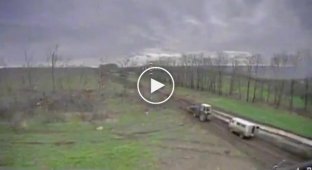Украинский беспилотник-камикадзе нанес удар по российскому трактору, используемому для строительства укреплений