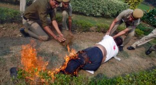 Самосожжение выходца из Тибета перед посольством Китая (5 фото)