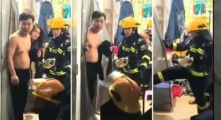 Пожарные ворвались в дом к женщине, которая "взывала о помощи" (3 фото + 1 видео)