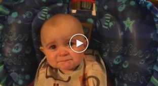 10-месячный малыш слушает, как поет мама и плачет