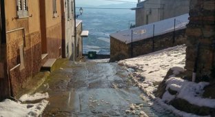 В итальянском городе Круколи раздают старые двухэтажные дома (14 фото)