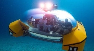 Acrylic submarine for travel to depths of up to 200 m (7 photos + 1 video)