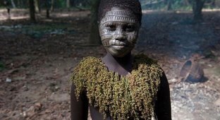 Племени, прожившему вдали от цивилизации тысячи лет, грозит исчезновение (7 фото + 1 видео)