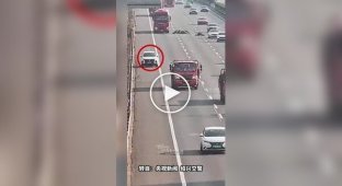 In China, a man was awarded for single-handedly removing a dangerous obstacle on a highway