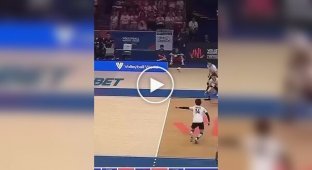 Гарний захист збірної Японії з волейболу