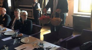 Сергей Лавров преподнес Джону Керри в качестве подарка футболку, картофель и помидоры (5 фото)