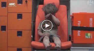 Сеть взволновало видео с мальчиком, выжившем после авиаудара