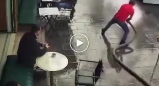 В Стамбуле владелец кафе решил навести порядок перед своим заведением, но перестарался