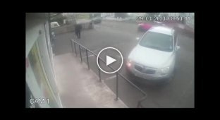 Дедушка решил удивить своих друзей как он умеет парковать машину