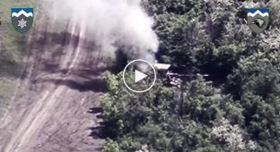 Детонація БК російської 152-мм САУ «Мста-С» після прильоту українського дрона-камікадзе у Луганській області