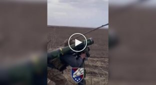 Бойцы уничтожают вражескую бронемашину с помощью ПТРК Javelin