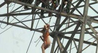 Девушка пыталась учинить суицид, прыгнув с высоковольтной башни