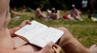 Французские нудисты занялись голой йогой на ежегодном пикнике натуристов в парижском парке (21 фото)