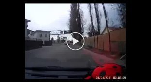 Миг-29 идет на посадку над дорогой в Сочи (0:35)