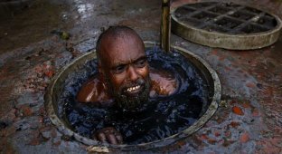 Жалуетесь на работу? А в Бангладеше канализационные чистильщики получают всего $10 за смену (12 фото)