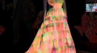 Платье из 24 тысяч цветных светодиодов (3 фото + видео)