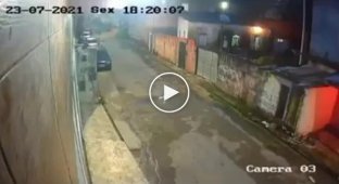 Невнимательный автомобилист снес забор гаража и зажал ребенка к стенке