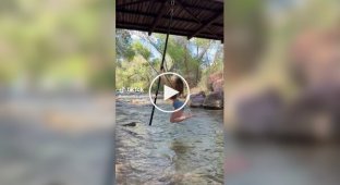 Акробатка устроила красивое выступление над горным ручьем