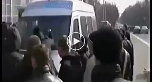 В Мариуполе разгромили детский автобус (майдан)