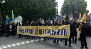В Киеве «Азов» протестовал против выборов на оккупированном Донбассе (8 фото)