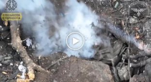 Украинский дрон-камикадзе залетает в окоп к российским военным под Авдеевкой