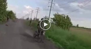 Two Russian motorized assault aircraft collided on a dirt road