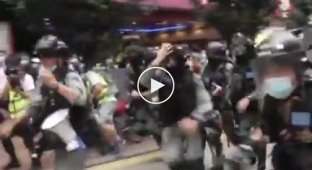 Жесткие задержания и слезоточивый газ. Полиция избивает протестующих в Гонконге