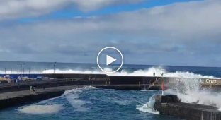 Туристів змило гігантською хвилею в Іспанії