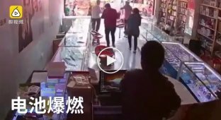 Смартфон взорвался в руках китайца, пытавшегося заменить аккумулятор