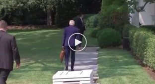 Президент США Джо Байден не понял, где находится и зашел в здание через кусты