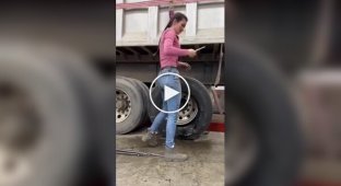 Девушка самостоятельно заменила покрышку грузовика