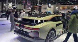 Кусок видео с выставки автомобилей 2023 года в Китае. Гуанчжоу