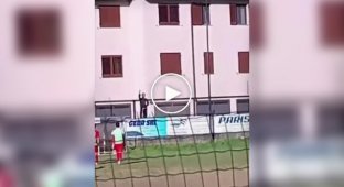 Футбольний тренер прийшов на матч своєї команди в костюмі священика