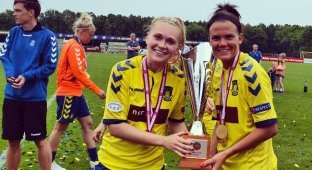 Девушки-футболистки из клуба «Брондбю» отпраздновали свои достижения обнаженными (3 фото)