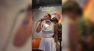 Неожиданная деталь в образе певицы отвлекла зрителей от ее голоса