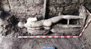 They hid the deity in the sewer: the messenger of the Olympians was found in Bulgaria (5 photos + 1 video)