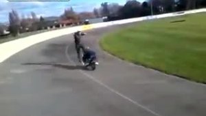 Неудачный прыжок через мотоцикл