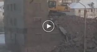 In Russia, an excavator overturned during demolition of a house