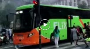 Странные французы решили ограбить багаж автобуса
